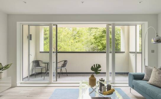 Wybór przesuwnych drzwi dla małych mieszkań – co warto wiedzieć?