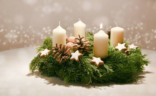 Wybór adwentowych świec – jak dopasować je do wystroju wnętrza?