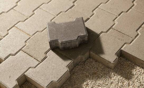 Jakie czynniki wpływają na wybór betonowej kostki do ogrodu?