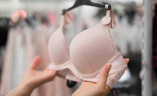 Zakupy w sklepie z bielizną – jak dobrać biustonosz, który naprawdę pasuje
