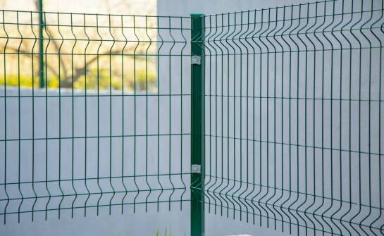 Siatkowe ogrodzenia a możliwości ich adaptacji do nierównego terenu