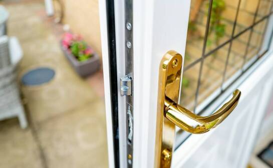 Złoty dąb drzwi wejściowych a bezpieczeństwo – co warto wiedzieć?