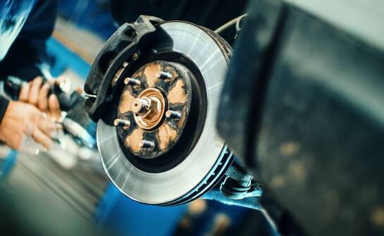 Odporność przewodów hamulcowych na działanie płynu hamulcowego