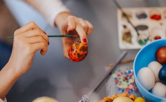 Jakie są wyzwania związane z tworzeniem dzieł sztuki techniką tempery?