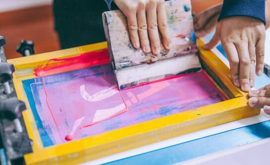 Porównanie technik nadruku na reklamowych bezrękawnikach