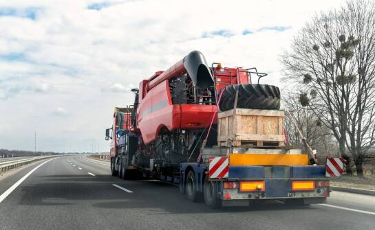 Najlepsze praktyki w transporcie rolniczych maszyn w sezonie żniwnym