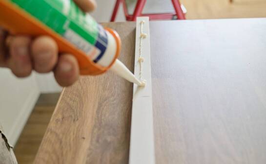 Jak poprawnie aplikować kleje do blatów, aby zwiększyć trwałość nadruków?