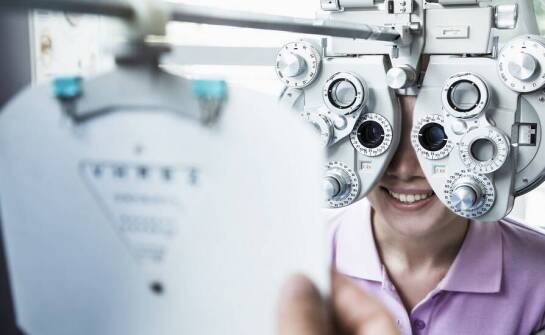 Dobór korekcyjnych okularów z pomocą optometrysty
