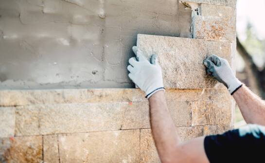 Dlaczego warto korzystać z usług profesjonalistów przy montażu kamienia?