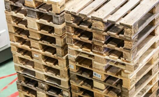 Was zeichnet Holzpaletten für Fässer aus?