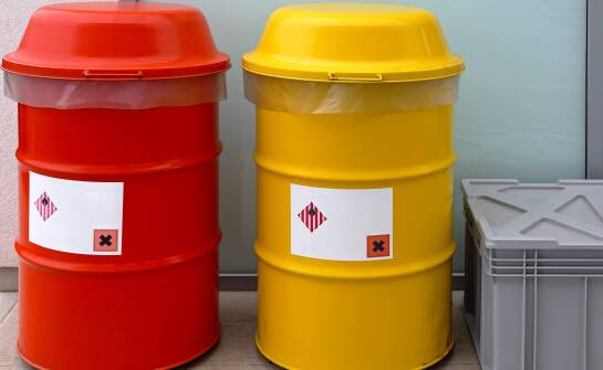 Jak kontenery na niebezpieczne odpady wpływają na bezpieczeństwo w przedsiębiorstwach?