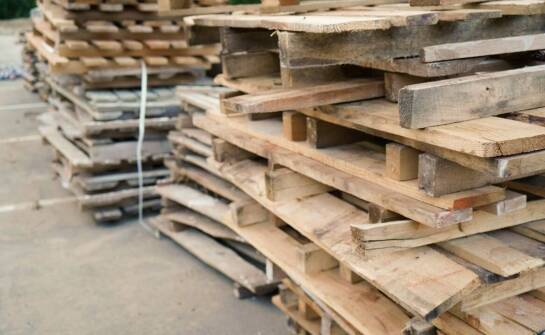 Welche Vorteile bietet die Verwendung von ökologischen Materialien bei der Produktion von Einwegpaletten?