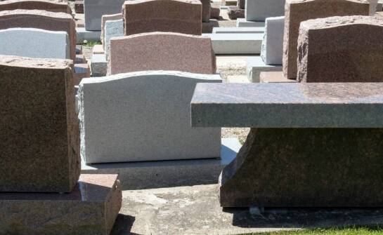 Różnorodność stylów i wzorów nagrobków dostępnych na rynku.