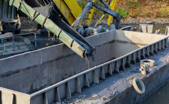 Warum es sich lohnt, in eine Absetzmulde mit Deckel für den Transport von Rohstoffen zu investieren