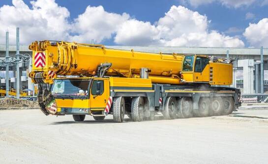 Dźwigi w Wolsztynie na placach budowy – jakie zastosowania są najczęstsze?