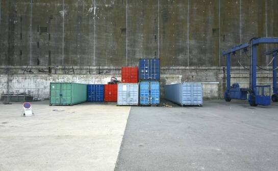 Wie Absetzcontainer die Logistik im Bausektor unterstützen?