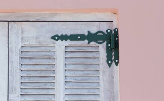 Holzflügeljalousien – die ideale Lösung für den mediterranen Stil