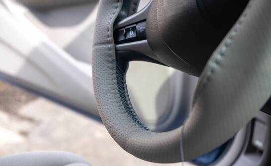 Lenkradbezüge aus Leder – Haltbarkeit, Ergonomie und Aussehen in einem