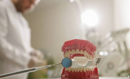 Czy periodontologia może pomóc w przypadku krwawiących dziąseł?