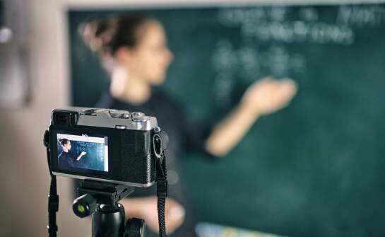 Jak IntelliFocus może poprawić wrażenia z edukacyjnych wideokonferencji?