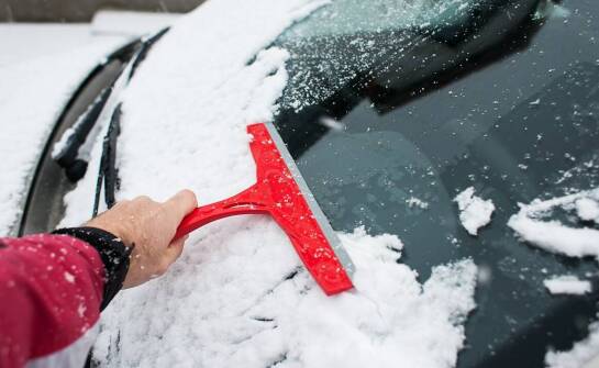 Dlaczego skrobaczki do samochodowych szyb są niezbędne w każdym aucie?