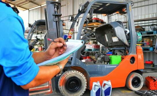 Serwis wózków widłowych - jak zapewnić ciągłość pracy tych maszyn?