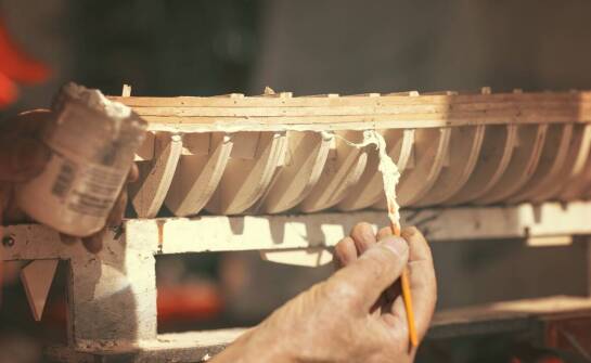 Ręczne laminowanie w procesie produkcji elementów dla przemysłu jachtowego