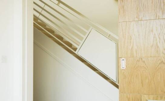 Wewnętrzne drzwi w małych mieszkaniach – jak optymalnie wykorzystać przestrzeń?