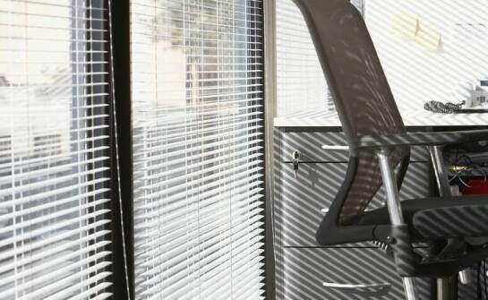 Jakie są zalety posiadania rolet dzień i noc w biurze?