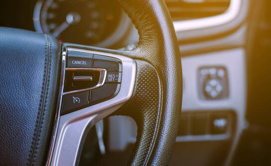 Wie passt man einen Lenkradbezug aus Leder an den Lenkraddurchmesser und den Stil des Fahrzeuginnenraums an?