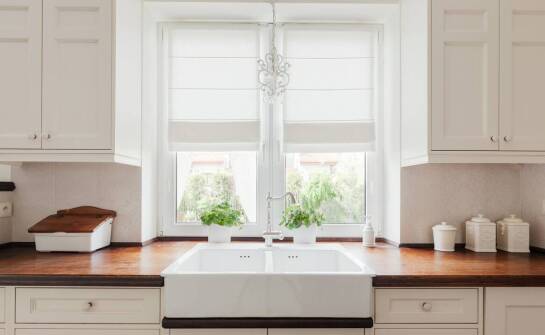 Jak okienne dekoracje mogą wpłynąć na estetykę kuchni?