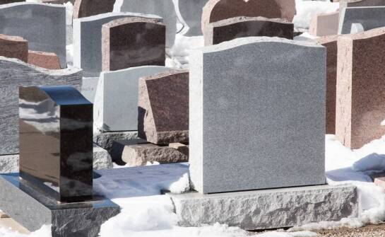 Znaczenie naturalnego kamienia w projektowaniu nagrobków