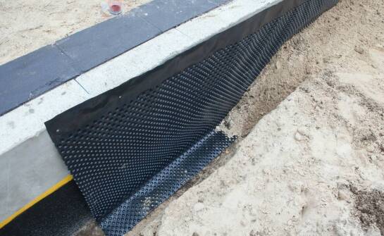 Einfluss von Dränmatte auf die Haltbarkeit von Gehwegen in Parks