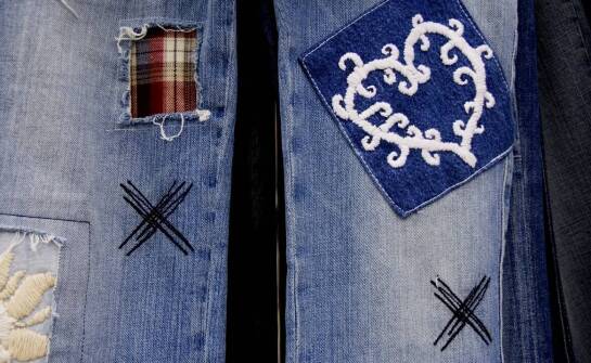 Przewaga personalizowanych naszywek na spodnie nad gotowymi produktami.