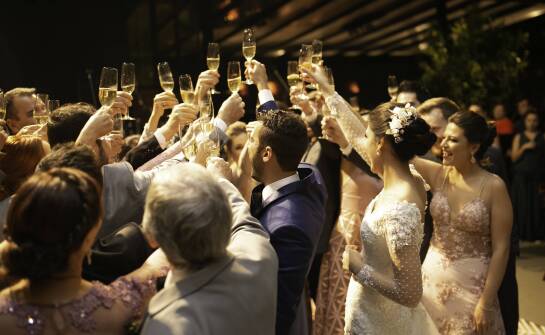 Jak transport i logistyka wpływają na wybór alkoholu na weselu?