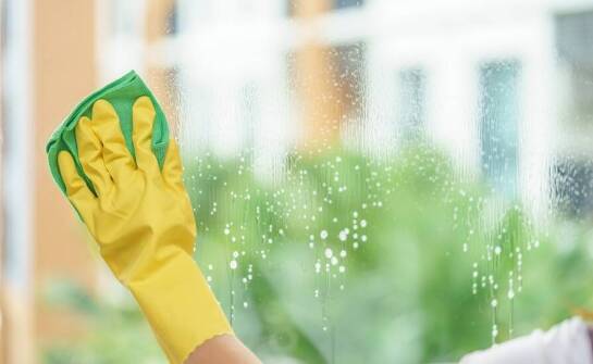Mycie okien w budynkach mieszkalnych – jakie są techniki i standardy?
