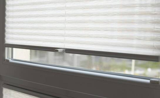 Innowacyjne mechanizmy plis – co warto wiedzieć przed zakupem?