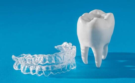 Kiedy warto rozważyć przezroczyste nakładki na zęby jako alternatywę dla tradycyjnych aparatów?