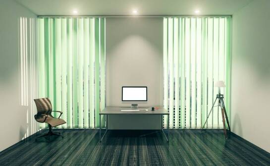 Okienne plisy jako sposób na redukcję refleksów na ekranach urządzeń