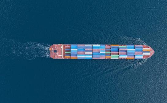 Jak morski transport wpływa na zrównoważony rozwój w międzynarodowej spedycji?