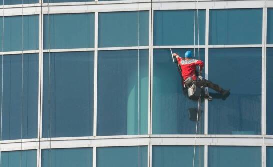 Rola nowoczesnych technologii w myciu okien na wysokościach