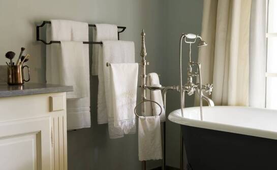 Klasyczna łazienka: jakie akcesoria i dodatki wybrać, by dopełnić aranżację?