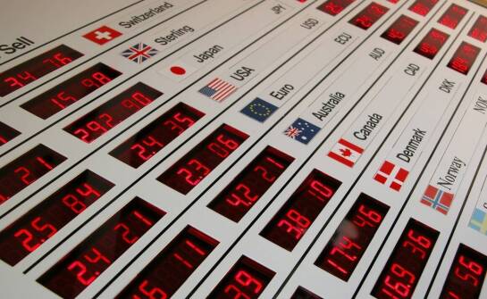 Jak często aktualizowane kursy walut wpływają na decyzje klientów?