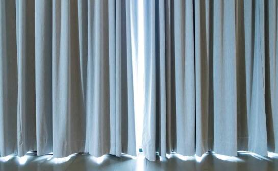 Efektywność akustycznych kotar w przestrzeniach edukacyjnych