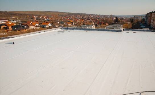 Jakie są kluczowe aspekty projektowania i wykonania płaskich nowoczesnych dachów?