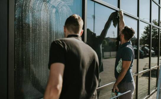 Profesjonalne podejście do mycia okien jako element zarządzania nieruchomością