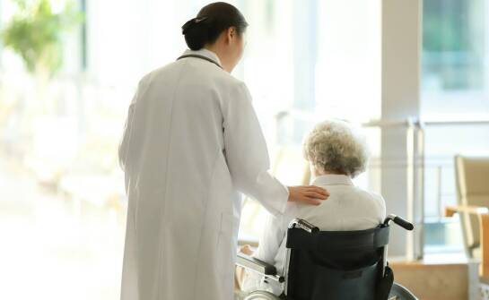 Bezpieczeństwo mieszkańców w domu starców – jak jest zapewniane?