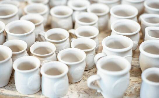 Tradycja w nowoczesnej kuchni: bolesławieckie kubki jako element codziennego życia