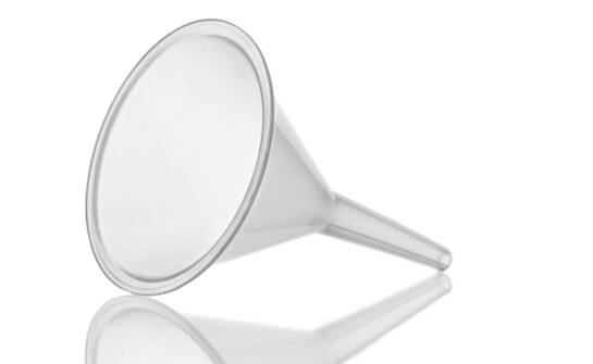 Plastikowe lejki – klucz do efektywnego zarządzania płynami w firmie