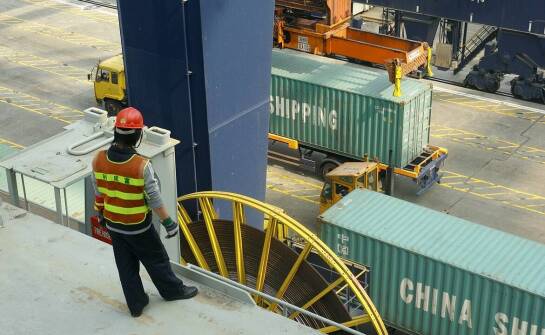 Wykorzystanie samowyładowczych kontenerów w transporcie niebezpiecznych materiałów